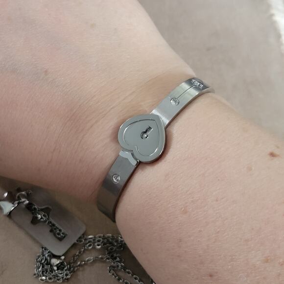 Stainless steel locking silver bracelet with key necklace and heart shape lock - Picture 5 of 5